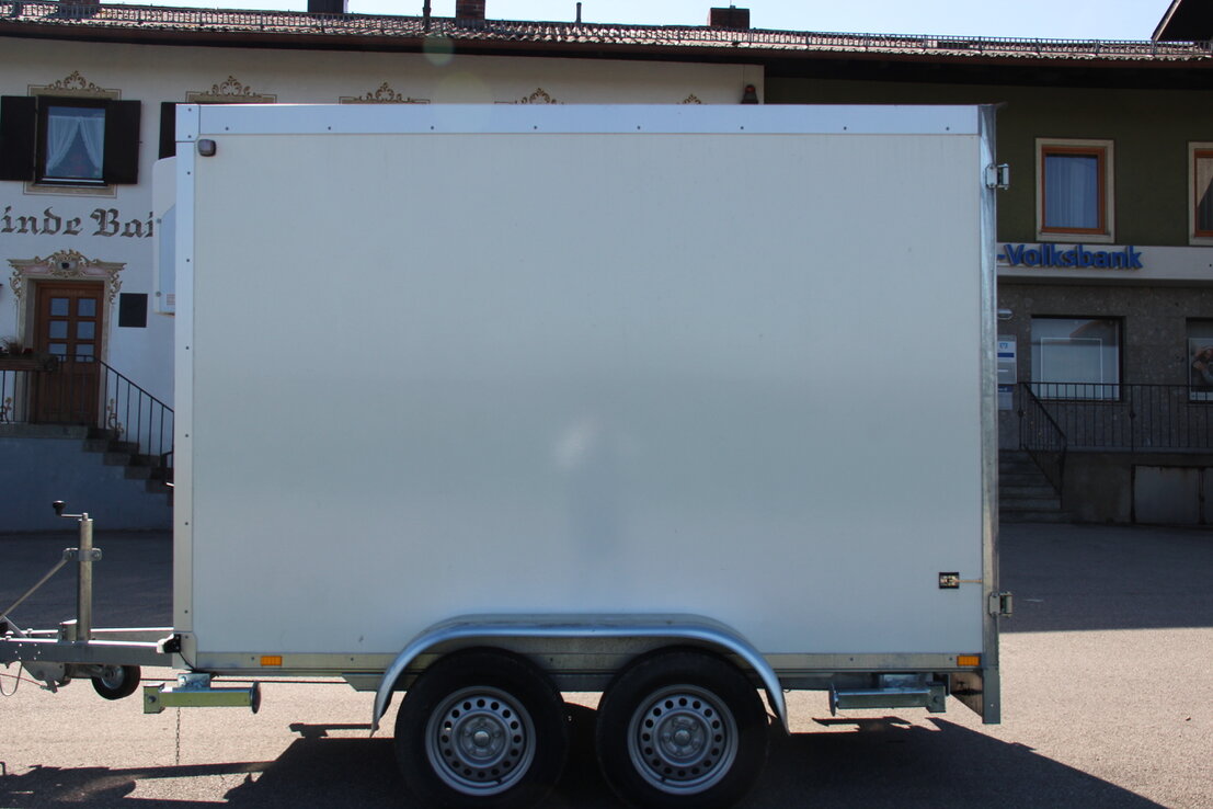 Lieferwagen bringt Getränkekisten